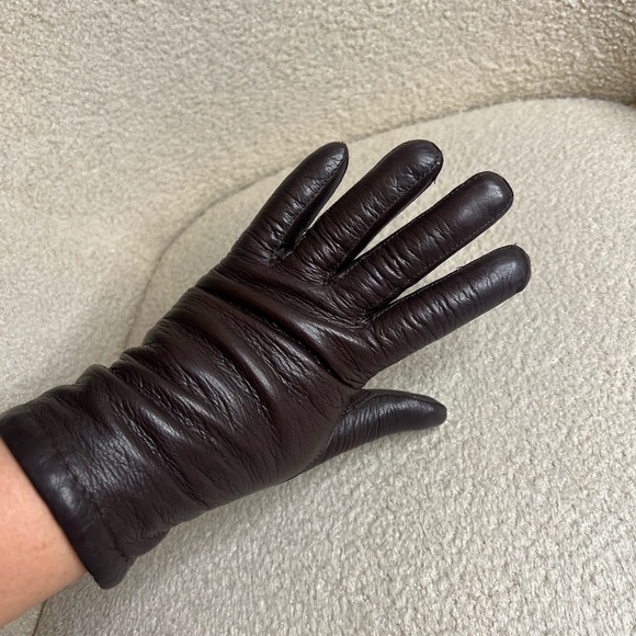 Cashmere Lined Full-Grain Leather Gloves | Quiet Luxury - Picture 4 of 16